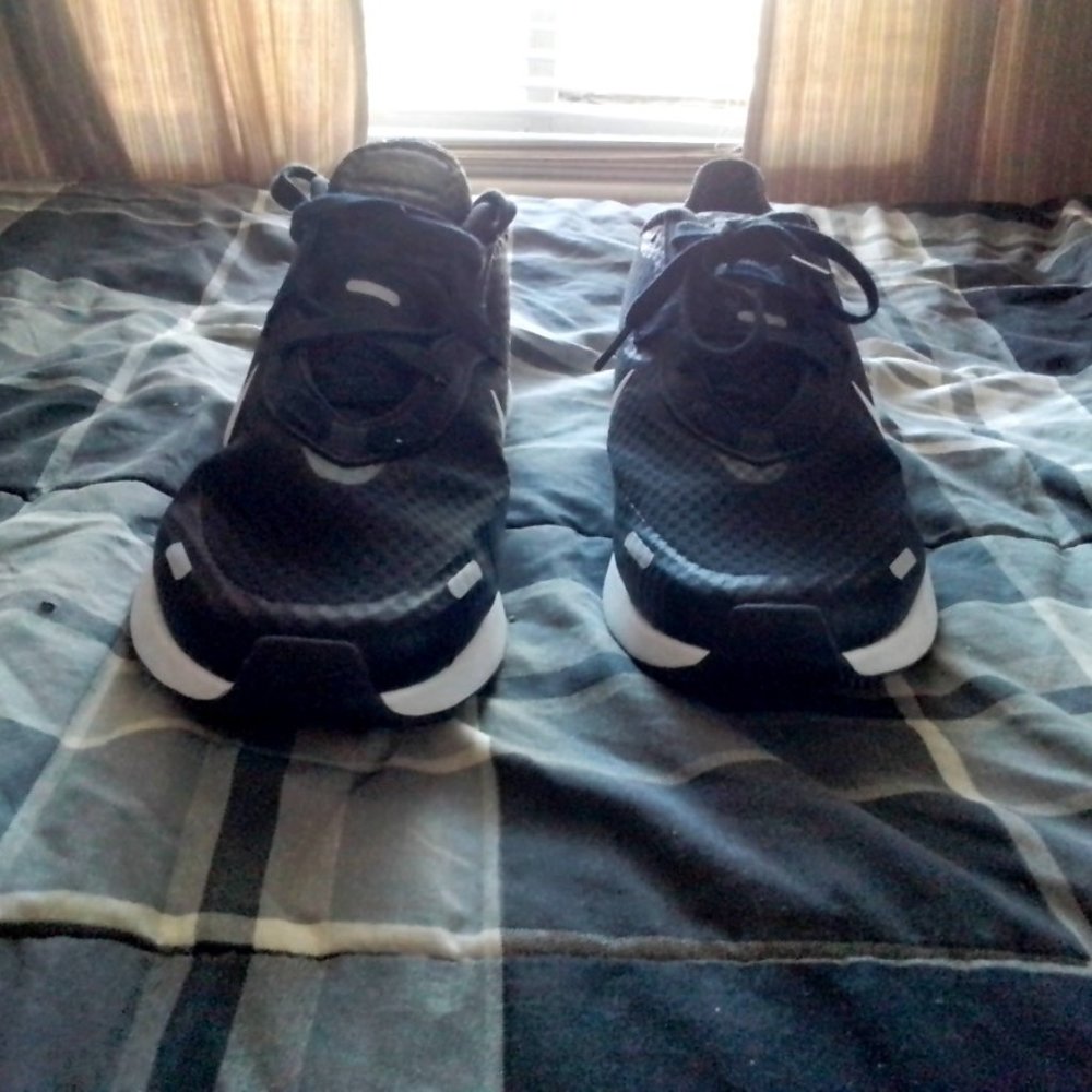 Nike Reposto Black/White Size 12